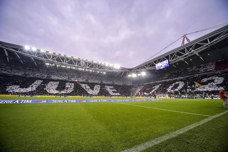 Lo Juventus Stadium accoglie le due squadre con una splendida coreografia. LaPresse